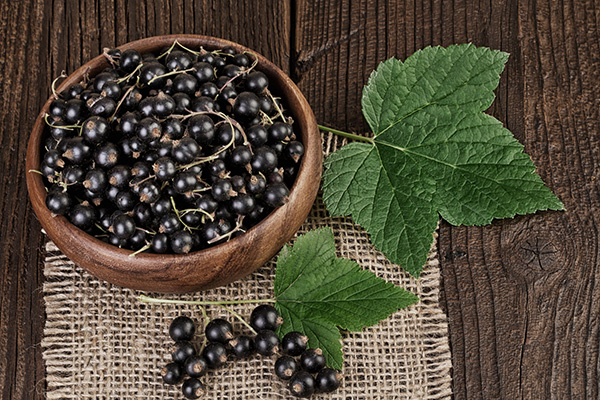 Black Currant Tea: Benefits, Side Effects, and How to Make It